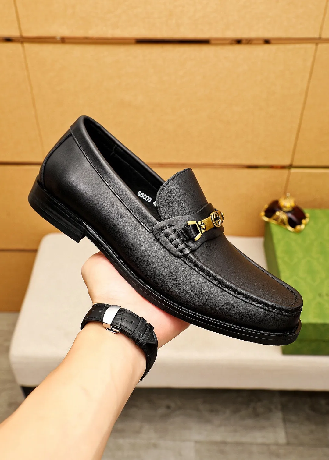 Men's shoes 💰460 💐 Product trademark: GUCCI "Gucci" casual leather shoes Regular size: 38-44 (45🉑️customized) Product materials: Selected imported first-layer calfskin upper + luxury hardware buckle, imported water-dyed cowhide leather lining. Strong three-dimensional visual effect, original combination outsole Color: 3⃣️colors available